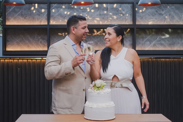 Pareja brindando con champagne en una boda fotografiada por El Club Digital House