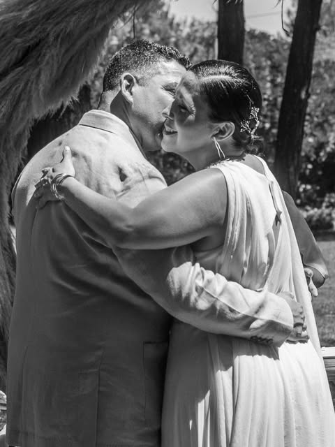 Pareja de novios abrazándose en blanco y negro