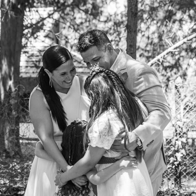 Familia compartiendo un momento emotivo en un evento